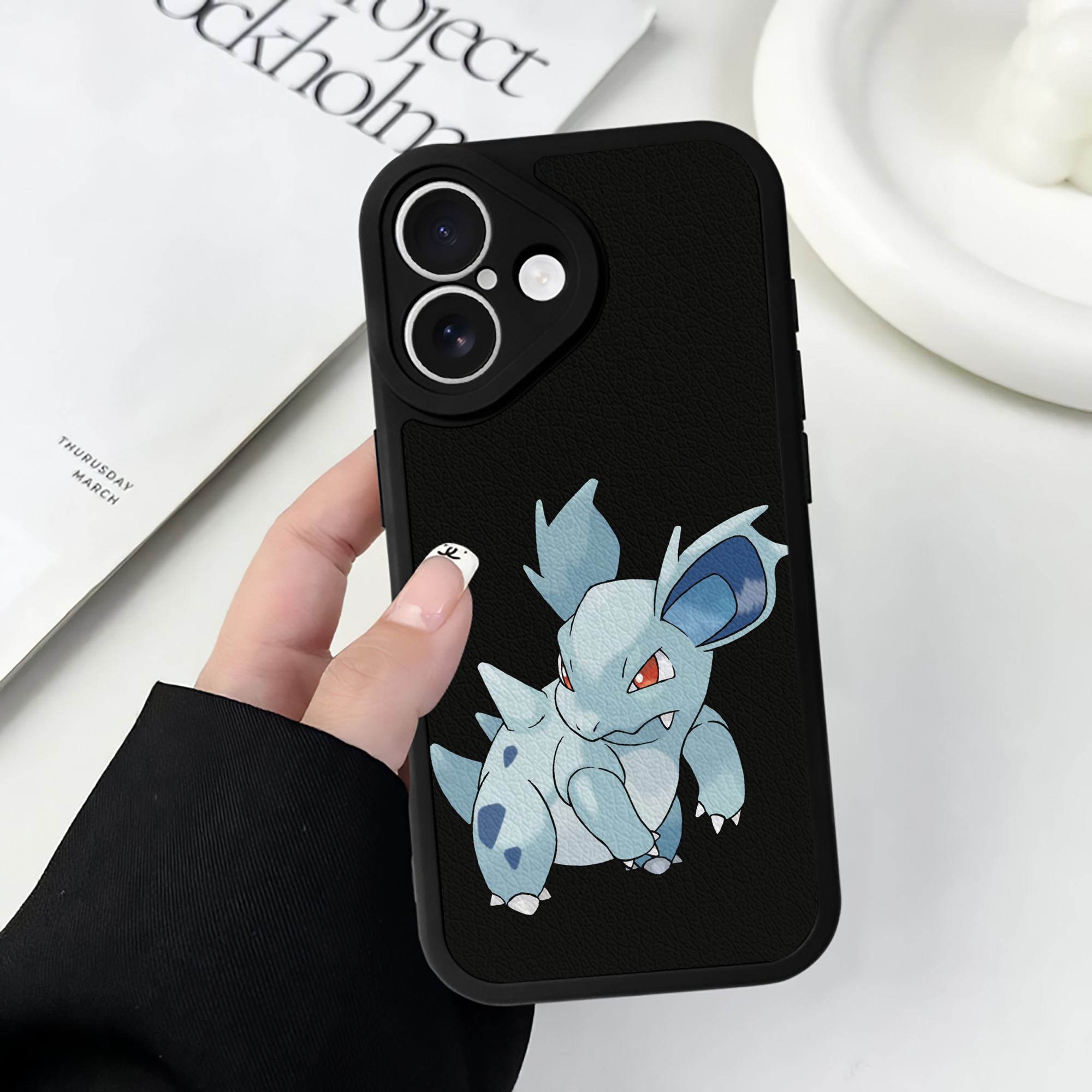 （画像用） ポケットモンスター Pokémon 【iPhone 16シリーズ対応】シリコンスマホケース（レザー調） 材質：シリコン